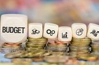 Budget auf Münzenstapel